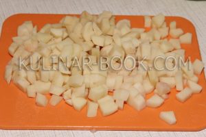 Картофель нарезан кубиками для борща из свежей капусты