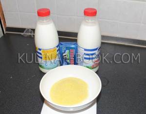 Ингредиенты для кукурузной каши в мультиварке - кукурузная крупа, молоко, сливочное масло