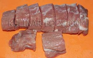 Свиное мясо нарезано на стейки