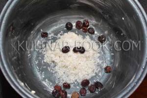 Рис с изюмом в чаше мультиварки