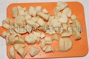 Картофель нарезан кубиками по 1,5 см