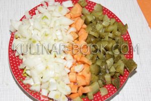 Лук морковь и огурцы нарезаны кубиками