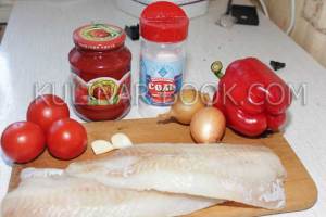 Ингредиенты для приготовления гуляша по средиземноморски: соль, чеснок, помидоры, томатная паста, минтай