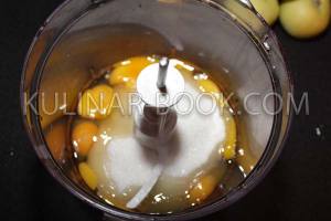 Яйца и сахар смешанные в блендере, для приготовления Шарлотки