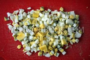 Куриные яйца нарезаны кубиками для салата оливье