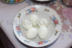 Куриные яйца в тарелке