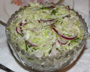 Постный салат с пекинской капустой, луком и огурцом