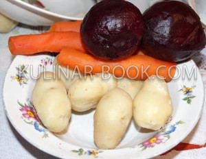Картофель свекла и морковь лежат на торелке