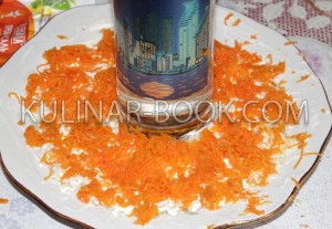 Морковь натертая на средней терке и выложена на блюдо