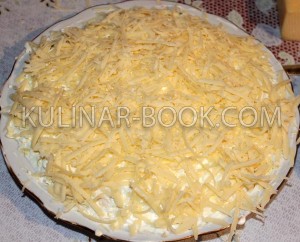 Сыр натертый на крупной терке и выложен на слой с куриными яйцами