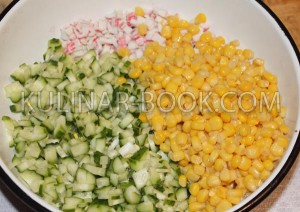 В салат из крабовых палочек добавлена кукуруза