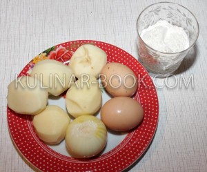 Ингредиенты для картофельных драников, яйца, мука, лук