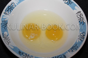 Два куриных яйца в тарелке, для приготовления драников