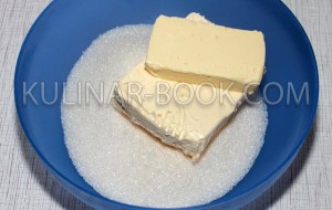 Сахар и маргарин лежат в тарелке