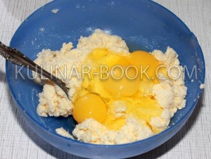 Добавляем яйца в маргарин смешанный с сахаром