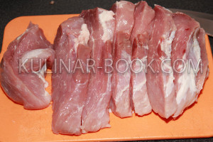 Свинина нарезана на стейки толщиной 1 см