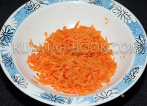 Морковь натерта на крупной терке